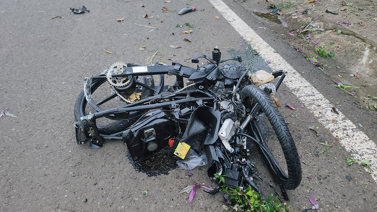 Xe máy bị biến dạng hoàn toàn sau khi va chạm với ô-tô.