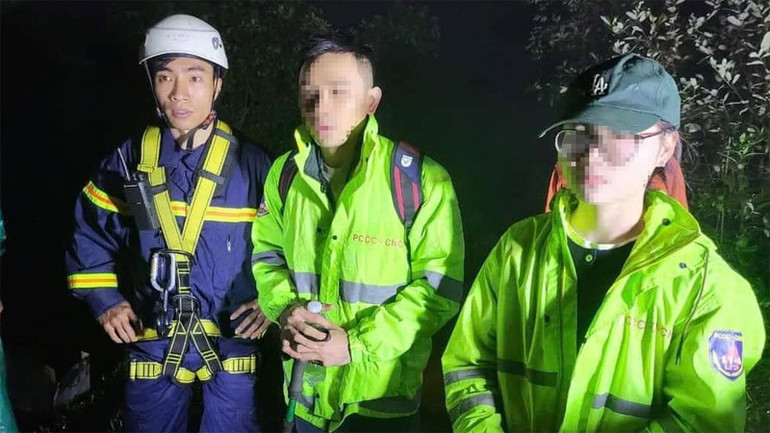 Lực lượng chức năng đã giải cứu thành công 2 du khách đi lạc trên núi Lang Biang tối 29/9.