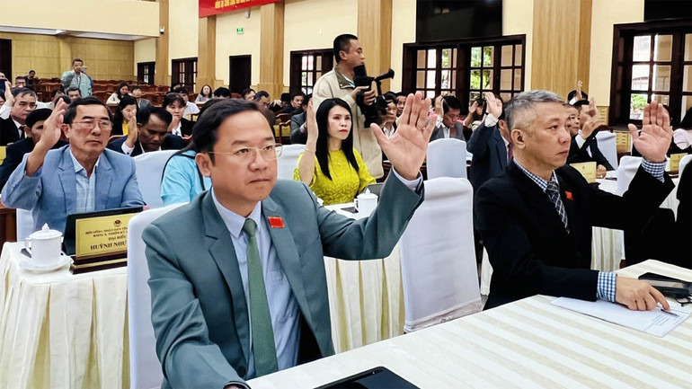 Đại biểu Hội đồng nhân dân tỉnh Lâm Đồng biểu quyết thông qua nghị quyết về chủ trương sắp xếp đơn vị hành chính cấp huyện, cấp xã.