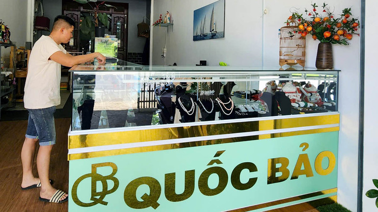 Hầu hết trang sức tại tiệm kinh doanh bạc Quốc Bảo đã bị lấy trộm. Hầu hết trang sức tại tiệm kinh doanh bạc Quốc Bảo đã bị lấy trộm.