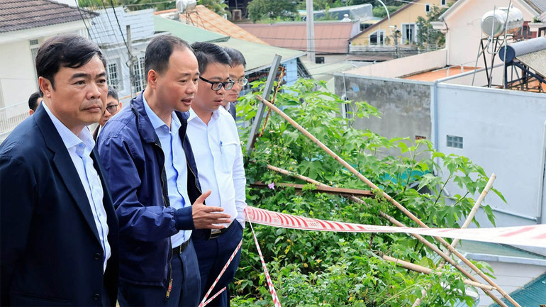 Chủ tịch Ủy ban nhân dân tỉnh Lâm Đồng Trần Hồng Thái trao đổi với lãnh đạo Ủy ban nhân dân tỉnh và Bí thư Thành ủy, Chủ tịch Ủy ban nhân dân thành phố Đà Lạt tại hiện trường.