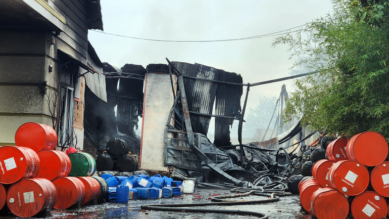 Hàng trăm phi, thùng, chai nhớt, lốp ô-tô bị ngọn lửa thiêu rụi. Hàng trăm phi, thùng, chai nhớt, lốp ô-tô bị ngọn lửa thiêu rụi.