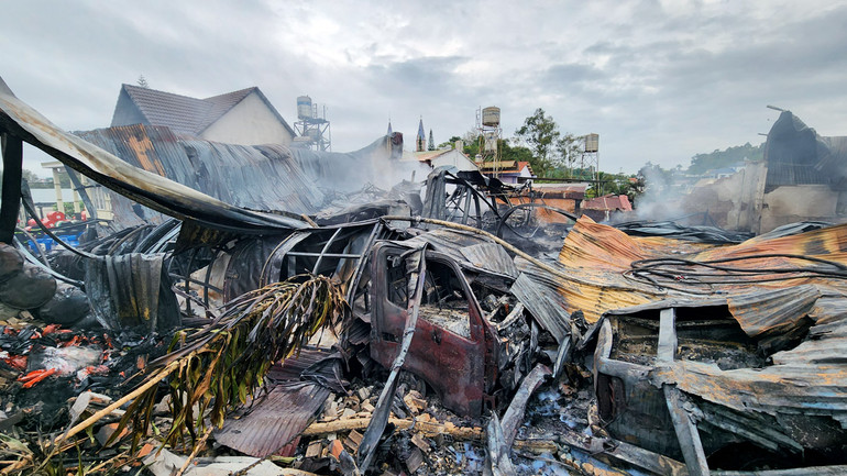 Vụ cháy thiêu rụi kho chứa dầu nhớt cùng tài sản bên trong. Vụ cháy thiêu rụi kho chứa dầu nhớt cùng tài sản bên trong.