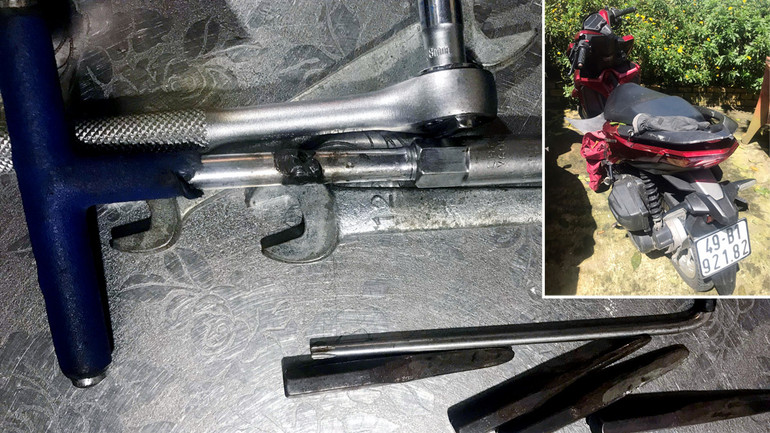 Dụng cụ phá khóa và xe máy do Đông và Tài trộm cắp.