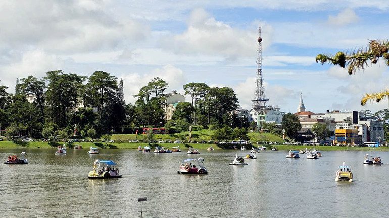 Trên hồ Xuân Hương - Đà Lạt dịp Lễ Quốc khánh 2/9. Trên hồ Xuân Hương - Đà Lạt dịp Lễ Quốc khánh 2/9.