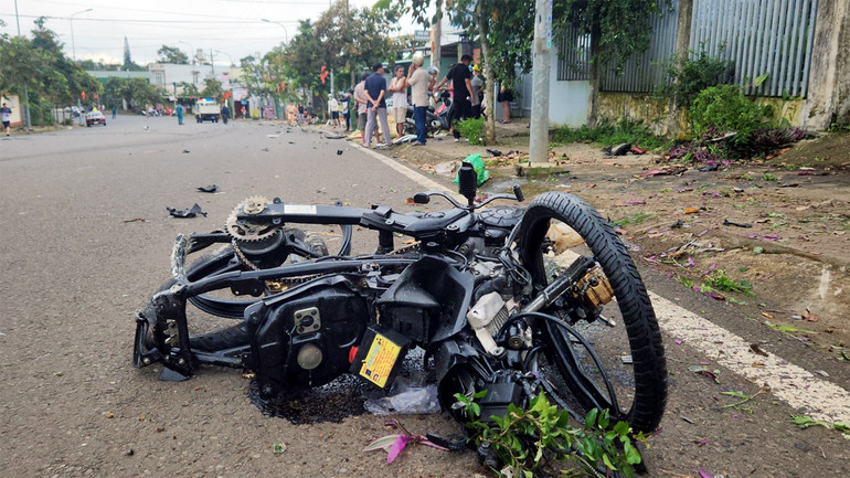 Xe máy bị biến dạng hoàn toàn sau khi va chạm với ô-tô. Xe máy bị biến dạng hoàn toàn sau khi va chạm với ô-tô.