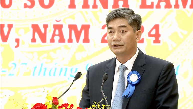 Phó Chủ nhiệm Ủy ban Dân tộc Y Vinh Tơr phát biểu ý kiến tại đại hội.