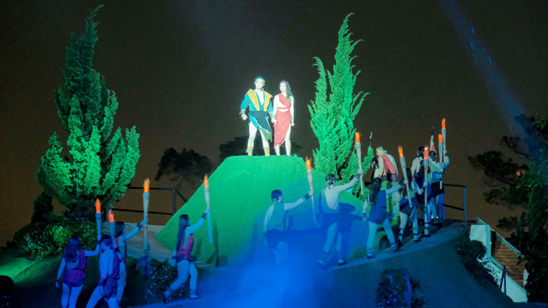 Mối tình huyền sử Lang-Biang trong show diễn.