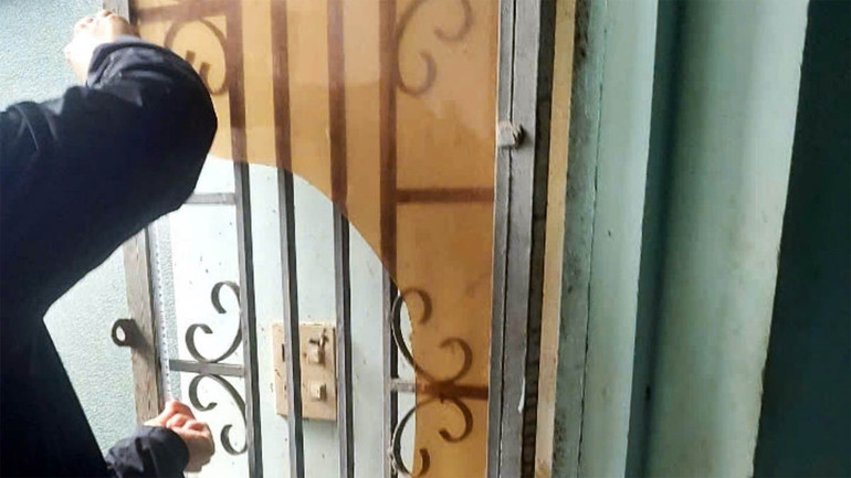 Cơ quan chức năng khám nghiệm tại vị trí kẻ gian phá cửa đột nhập trộm cắp trang sức. Cơ quan chức năng khám nghiệm tại vị trí kẻ gian phá cửa đột nhập trộm cắp trang sức.