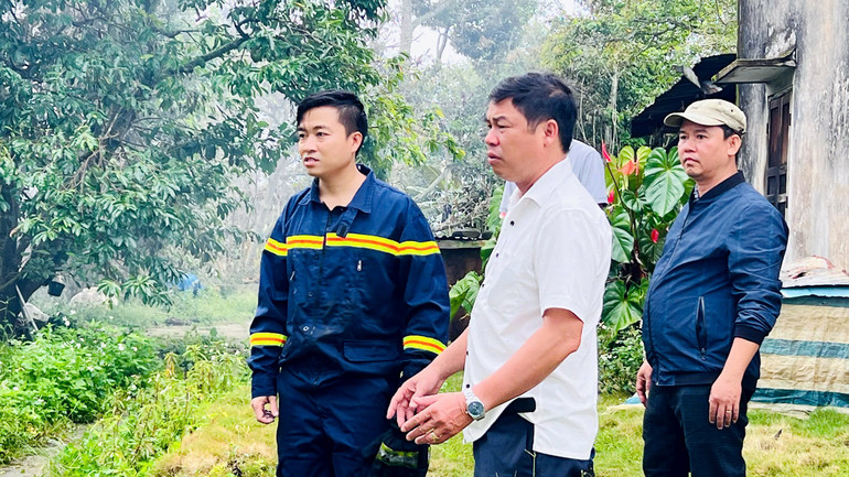 Lãnh đạo thành phố Bảo Lộc đến hiện trường chỉ đạo các lực lượng triển khai chữa cháy, cứu hộ và khắc phục hậu quả do vụ cháy gây ra. Lãnh đạo thành phố Bảo Lộc đến hiện trường chỉ đạo các lực lượng triển khai chữa cháy, cứu hộ và khắc phục hậu quả do vụ cháy gây ra.