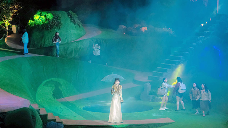 Người dẫn chuyện Trác Thúy Miêu trong show diễn thực cảnh.