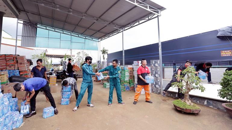 Gom góp những tấm lòng người dân Lâm Đồng gửi đồng bào vùng lũ phía bắc.