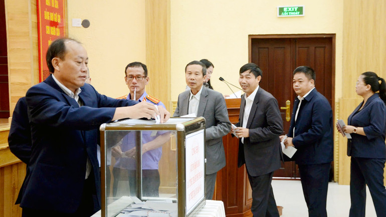 Đại diện các sở, ngành tỉnh Lâm Đồng đóng góp tại lễ phát động.