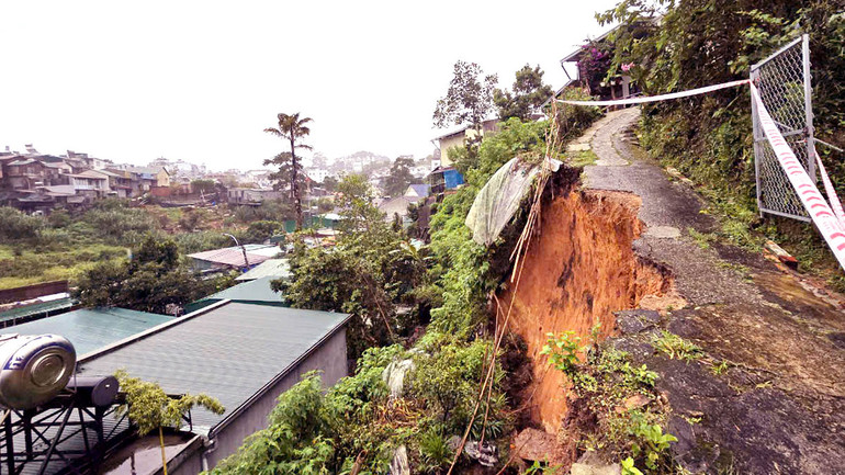 Hiện trường vụ sạt lở tại địa bàn phường 3, thành phố Đà Lạt.