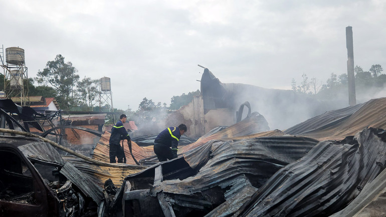 Lực lượng chức năng nỗ lực triển khai các biện pháp khống chế để đề phòng ngọn lửa bùng phát trở lại. Lực lượng chức năng nỗ lực triển khai các biện pháp khống chế để đề phòng ngọn lửa bùng phát trở lại.