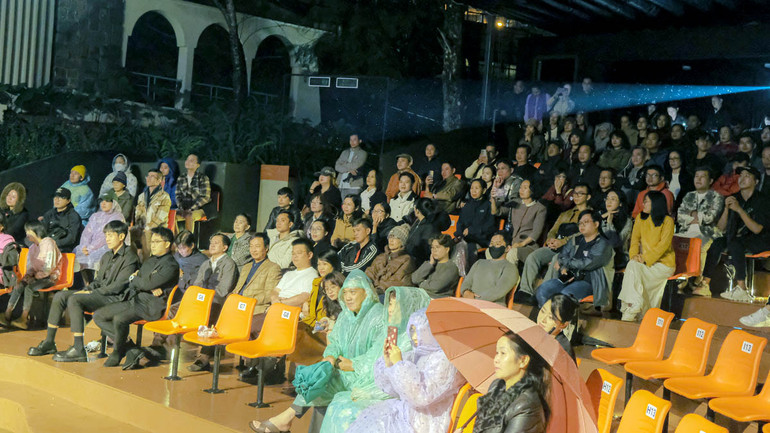 Khán giả đến với đêm ra mắt “Madame show-Chuyện kể thứ nhất: Những đường chim bay”.