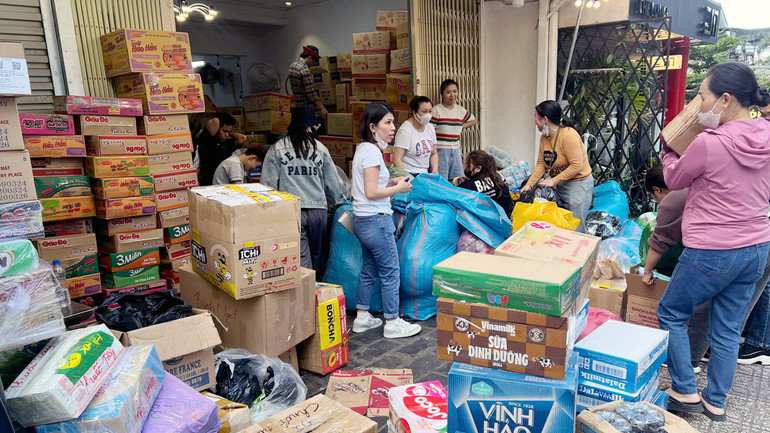 Nhóm thiện nguyện tại Đà Lạt gom góp tấm lòng của các nhà hảo tâm hướng về đồng bào miền bắc.