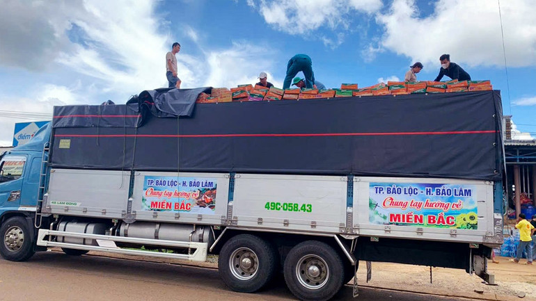 Những chuyến xe nghĩa tình hướng về đồng bào miền bắc.