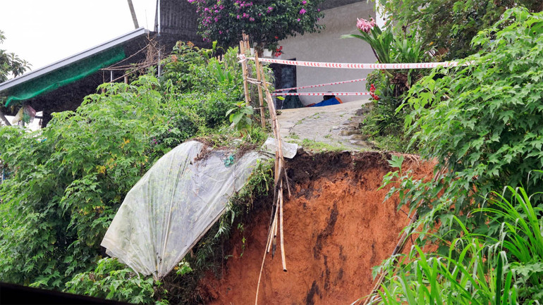 Phần sạt lở cạnh ngôi nhà của gia đình ông Võ Văn Phúc.