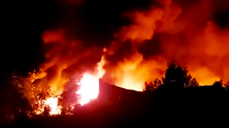 Vụ cháy kho chứa dầu nhớt khiến lửa và khói đen bốc cao hàng chục mét. Vụ cháy kho chứa dầu nhớt khiến lửa và khói đen bốc cao hàng chục mét.