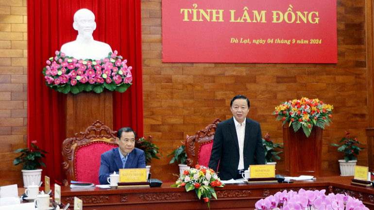 Phó Thủ tướng Trần Hồng Hà phát biểu ý kiến tại buổi làm việc.