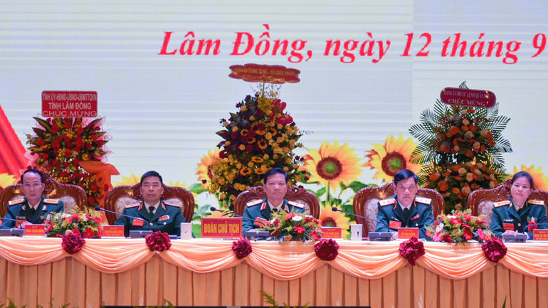 Đoàn chủ tịch điều hành đại hội.