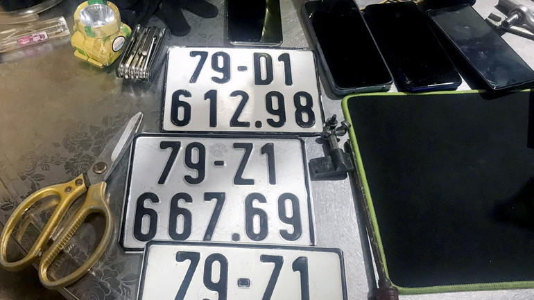 Tang vật cơ quan chức năng thu giữ từ đối tượng Đông và Tài.