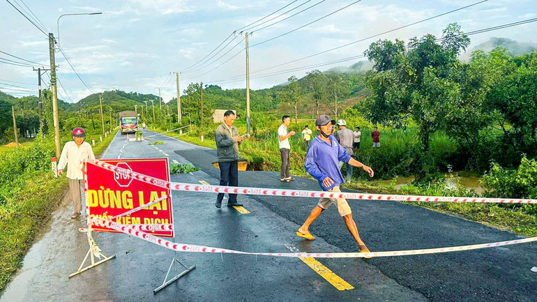Cơ quan chức năng đã giăng dây cảnh báo, tạm thời cấm ô-tô lưu thông qua khu vực sạt lở. Cơ quan chức năng đã giăng dây cảnh báo, tạm thời cấm ô-tô lưu thông qua khu vực sạt lở.
