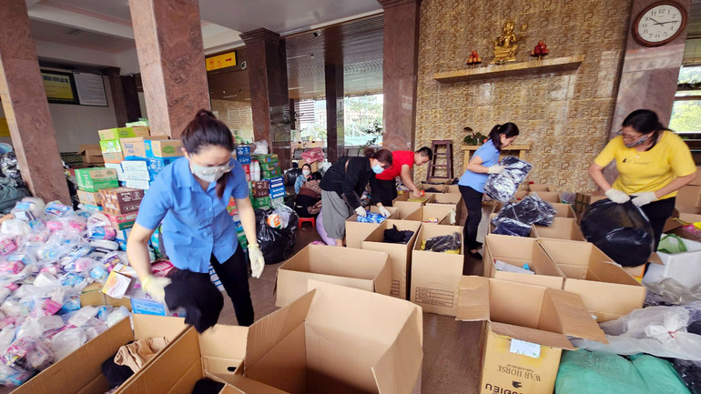 Nhân viên hãng xe Thành Bưởi đóng gói hàng hoá nhu yếu phẩm chuẩn bị chở ra bắc hỗ trợ đồng bào vùng lũ.