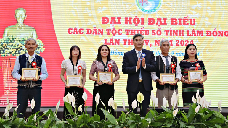 Phó Chủ nhiệm Ủy ban Dân tộc Y Vinh Tơr trao Kỷ niệm chương Vì sự nghiệp phát triển các dân tộc tặng các cá nhân.