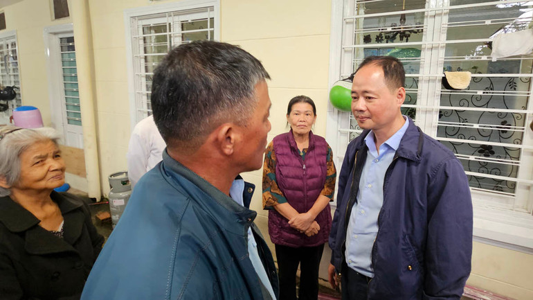 Chủ tịch Ủy ban nhân dân tỉnh Lâm Đồng Trần Hồng Thái thăm hỏi, động viên các gia đình bị ảnh hưởng do sạt lở.