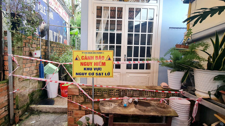 Cơ quan chức năng phong tỏa ngôi nhà bị ảnh hưởng do vụ sạt lở.