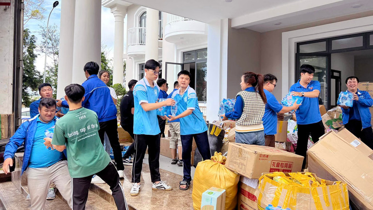 Đoàn viên, thanh niên chung tay vận chuyển hàng hóa lên các chuyến xe nghĩa tình của tuổi trẻ Lâm Đồng hướng về miền bắc thân yêu.