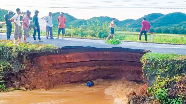 Sự cố sạt lở làm xói lở gần một nửa mặt đường.