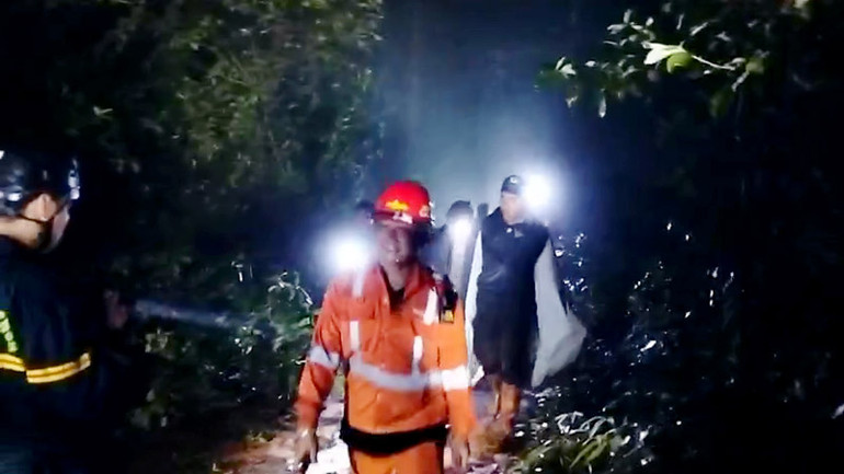 Các lực lượng chia nhiều mũi tổ chức tìm kiếm 2 du khách đi lạc trên núi Lang Biang.