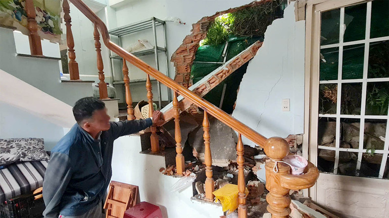 Bên trong ngôi nhà của gia đình ông Nguyễn Văn Phước, nhiều vị trí bị nứt toác sau vụ sạt lở.