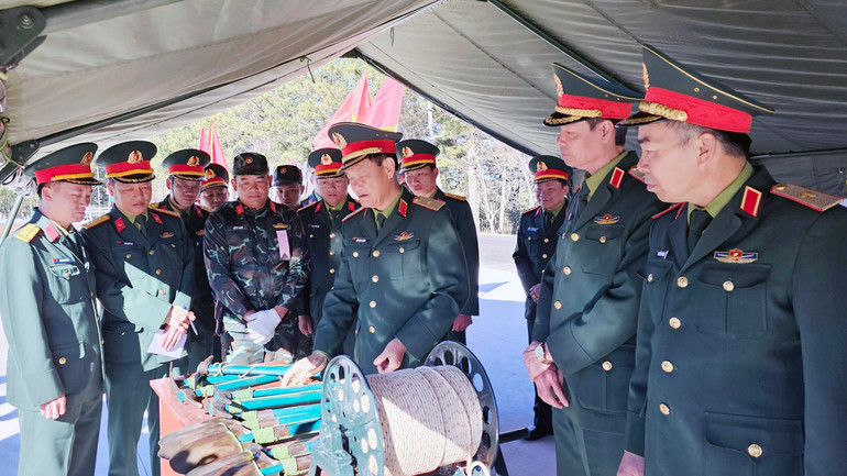 Lãnh đạo Học viện Lục quân kiểm tra bộ dụng cụ huấn luyện.