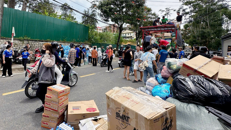 Những hình ảnh nghĩa tình trên đường phố Đà Lạt.