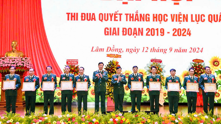 Các tập thể và cá nhân được biểu dương, khen thưởng về thành tích trong phong trào thi đua quyết thắng giai đoạn 2019-2024.