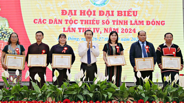 Quyền Bí thư Tỉnh ủy Lâm Đồng Nguyễn Thái Học trao Bằng khen của Ủy ban Dân tộc tặng các tập thể và cá nhân có thành tích xuất sắc trong công tác dân tộc.