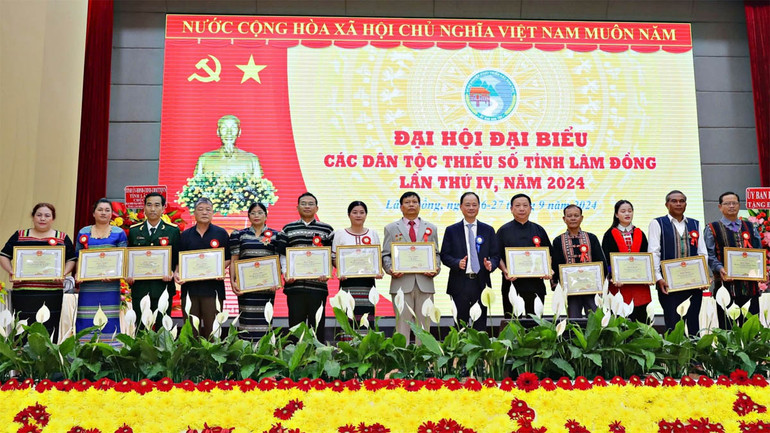 Chủ tịch Ủy ban nhân dân tỉnh Lâm Đồng Trần Hồng Thái tặng bằng khen các tập thể và cá nhân có thành tích trong công tác dân tộc.