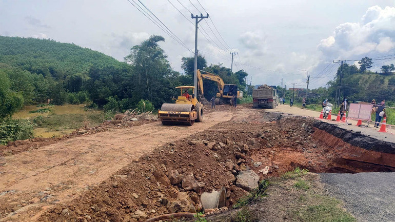 Công tác khắc phục sự cố sạt lở được triển khai khẩn trương.