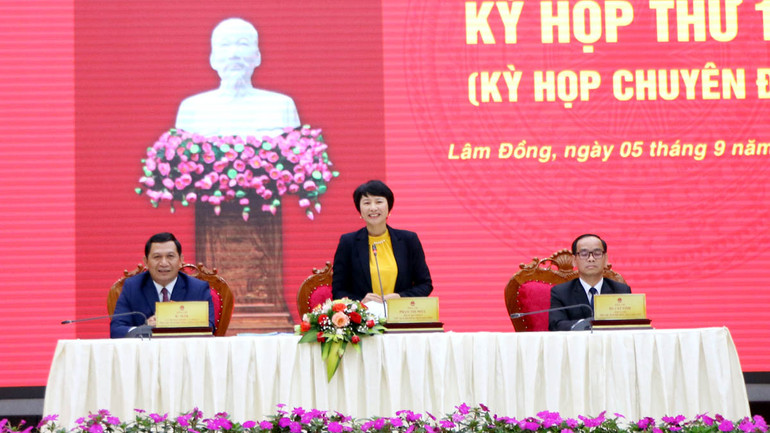 Chủ tịch Hội đồng nhân dân tỉnh Lâm Đồng Phạm Thị Phúc điều hành tại kỳ họp.