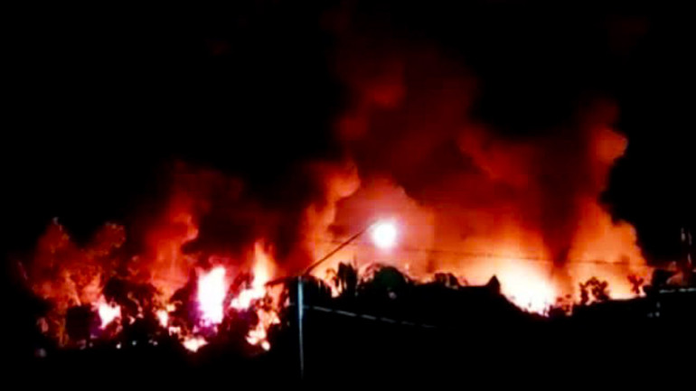 Do trong kho hàng chủ yếu là dầu nhớt, lốp xe dễ cháy nên gây nhiều khó khăn cho công tác chữa cháy, cứu hộ. Do trong kho hàng chủ yếu là dầu nhớt, lốp xe dễ cháy nên gây nhiều khó khăn cho công tác chữa cháy, cứu hộ.