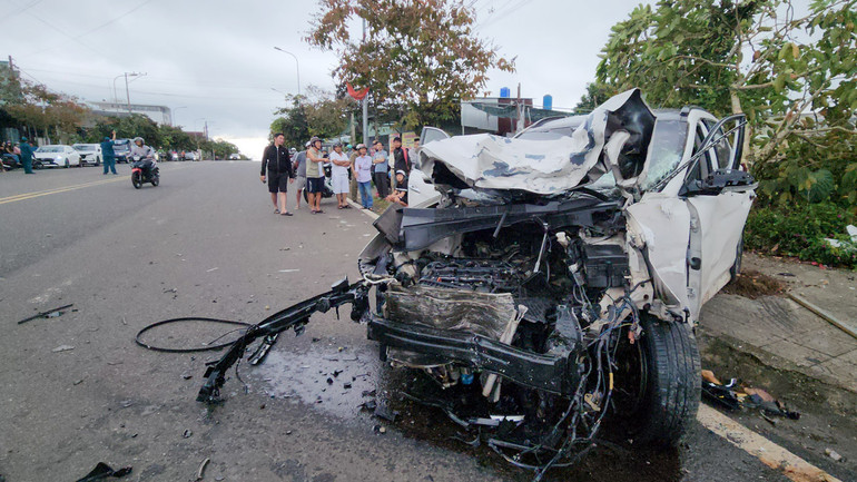 Phần đầu ô-tô biến dạng sau khi xảy ra va chạm với xe máy.