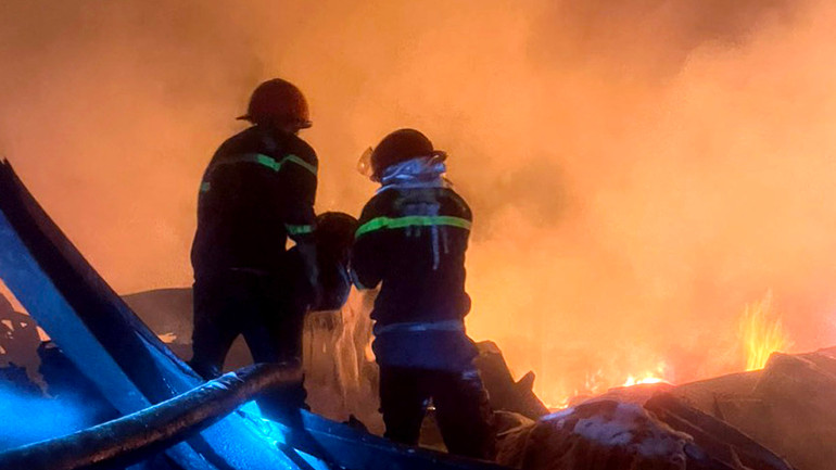 Lực lượng chữa cháy chuyên nghiệp tiếp cận hiện trường chữa cháy. Lực lượng chữa cháy chuyên nghiệp tiếp cận hiện trường chữa cháy.