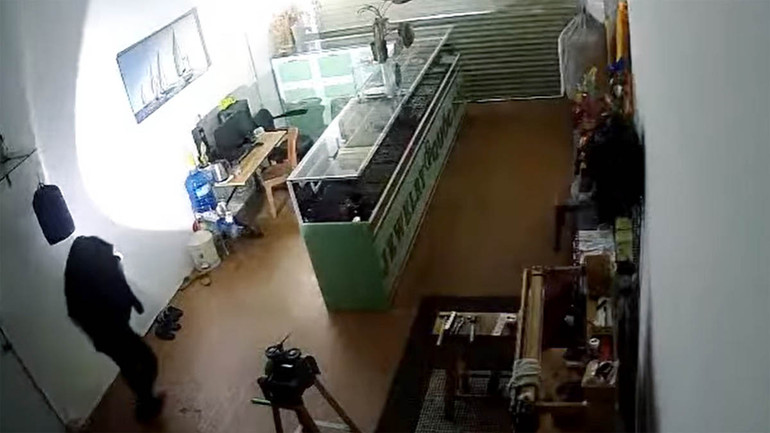 Hình ảnh kẻ đột nhập vào tiệm kinh doanh bạc do camera ghi lại. Hình ảnh kẻ đột nhập vào tiệm kinh doanh bạc do camera ghi lại.