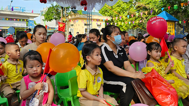 Học sinh mầm non phường Quảng Thịnh trong ngày khai giảng năm học mới.