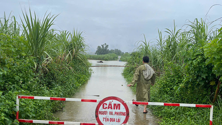 Lực lượng tại cơ sở rào chắn, cấm người, phương tiện qua điểm giao thông ngập nước.
