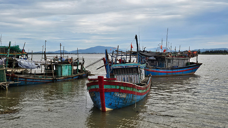 Tàu thuyền neo đậu ở Cảng cá Quảng Nham.